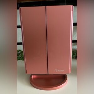 Mirror for makeup. Lights up! Batteries included!